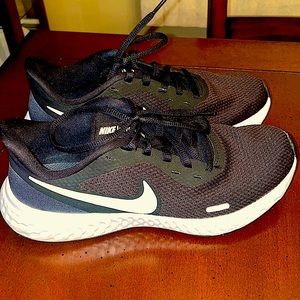 Women's Nike Flex Experience RN 8 Running Shoes. Size 6.5. Black & White
